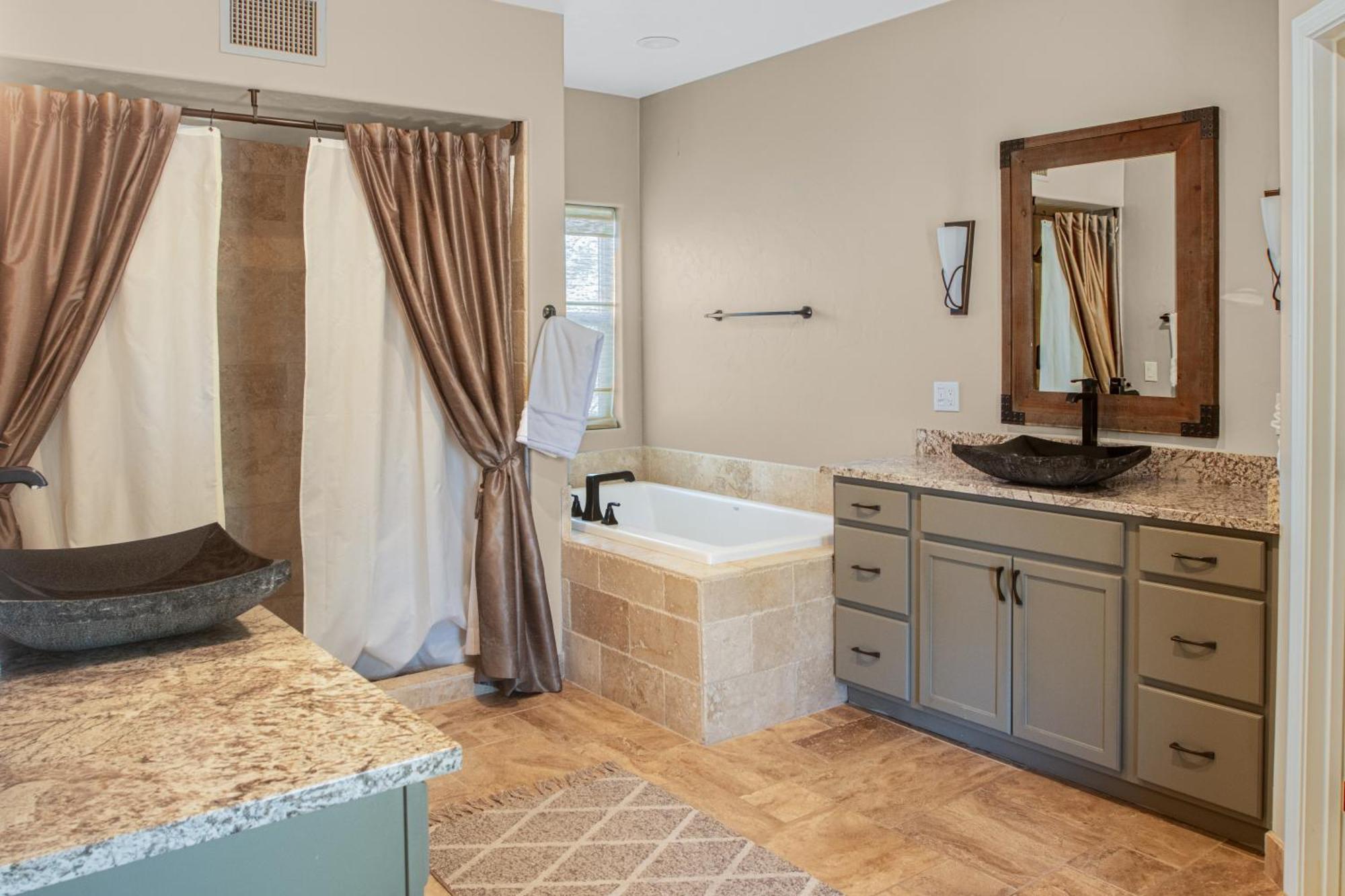 Spacious 4br Private Retreat Holiday home